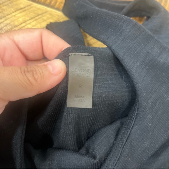 Beyond Yoga Black Fitted Crop Tank Top - Picture 2 of 4